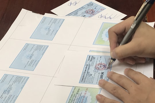 Bắt nhóm làm giả 500 bộ giấy tờ xe, tạm giữ một loạt ô tô hạng sang ở Nghệ An