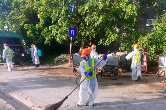 Cận cảnh việc thu gom rác trong khu vực bị phong tỏa tại TP.Vinh