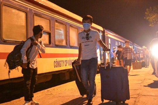 Chuyến tàu đêm đưa khách từ TP. Hồ Chí Minh về ga Vinh