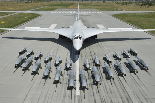 Bộ Quốc phòng Nga công bố video tiếp nhiên liệu trên không cho oanh tạc cơ tên lửa chiến lược Tu-160