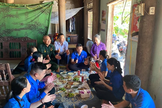 Ấm áp ‘Bữa cơm tri ân’ các gia đình chính sách