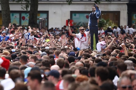 Gần 20 cảnh sát ở London bị thương khi đụng độ với cổ động viên