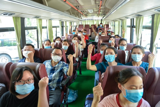60 y, bác sĩ tình nguyện Nghệ An lên đường tăng viện TP. Hồ Chí Minh chống dịch Covid-19