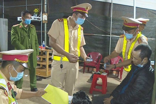 Bắt người mang súng 'phòng thân', đòi đưa 100 triệu đồng để cảnh sát bỏ qua