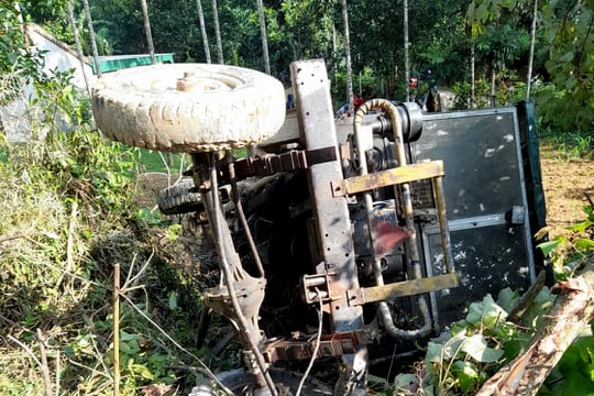 Công nông tuột dốc va máy cày, 2 người dân Thanh Chương thương vong