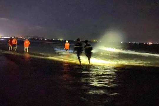 Nghệ An: Hai anh em ruột bị đuối nước khi tắm biển