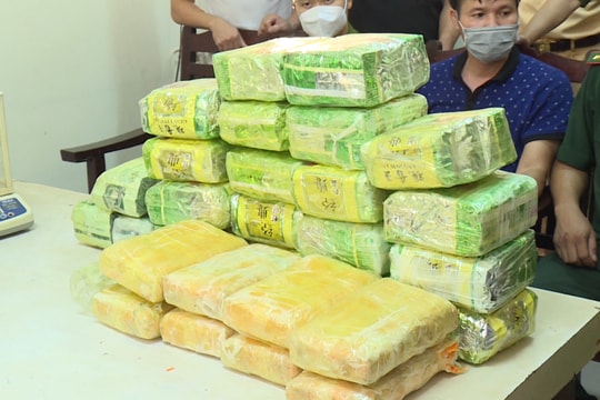 Trực tiếp hiện trường nổ súng vây bắt đối tượng 'ôm' gần 27kg ma túy định tẩu thoát trong đêm