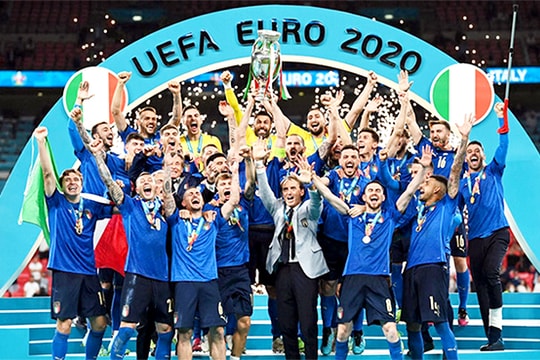 Đoàn Văn Hậu không dính chấn thương; Lukaku đá văng Ronaldo và Kane