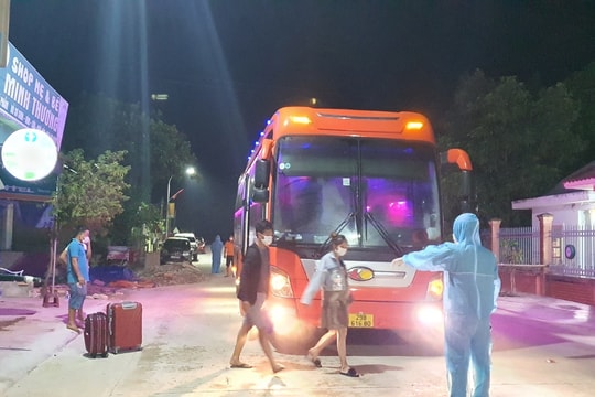 Nghệ An: Phát hiện 2 xe khách chở 40 người từ vùng dịch về trốn khai báo