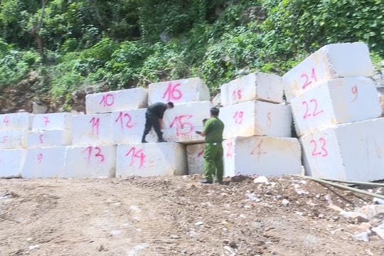 Video: Hiện trường vụ bắt quả tang cơ sở khai thác 800m3 đá trắng trái phép ở Nghệ An