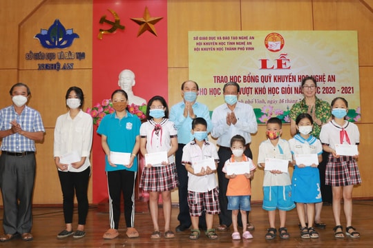 Hội Khuyến học tỉnh trao học bổng cho gần 250 giáo viên và học sinh có thành tích xuất sắc