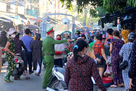 TP.Vinh xử lý tình trạng tập trung đông người trước cổng chợ đầu mối Vinh