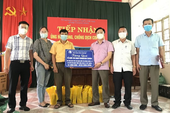 Tặng quà cho trẻ em là F0, F1 ở xã Lượng Minh