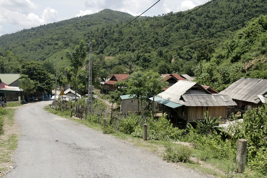 Khó ở ổ dịch Chăm Puông: Phải tuyên truyền bằng tiếng Khơ Mú