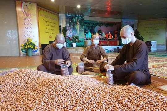 Tăng ni, Phật tử Nghệ An ủng hộ hàng chục tấn nhu yếu phẩm giúp đồng bào miền Nam chống dịch