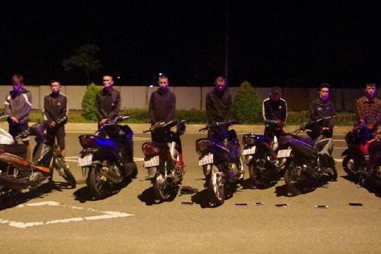 Cảnh sát nổ súng vây bắt hơn 30 'quái xế'