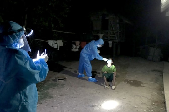 Băng rừng vào bản, soi đèn lấy mẫu xét nghiệm cho người dân La Ngan (Kỳ Sơn)