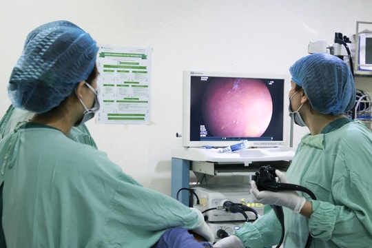 Phát hiện ổ sán lá ruột lớn trong tá tràng bệnh nhân 56 tuổi