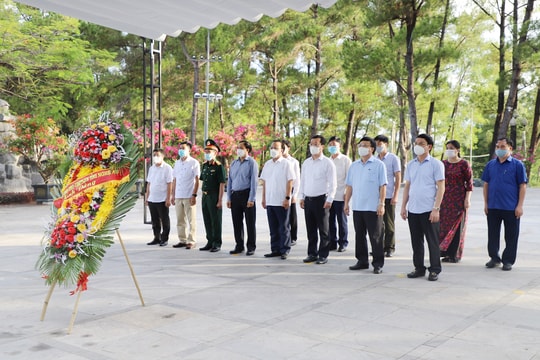 Đoàn đại biểu Nghệ An tưởng niệm các anh hùng liệt sĩ tại Nghĩa trang liệt sĩ Trường Sơn
