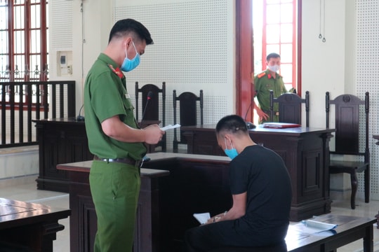 Người cha tội lỗi khóc ròng giữa tòa khi đọc thư con gái