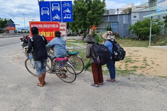 Gia đình 4 người Nghệ An đạp xe từ Đồng Nai về quê tránh dịch
