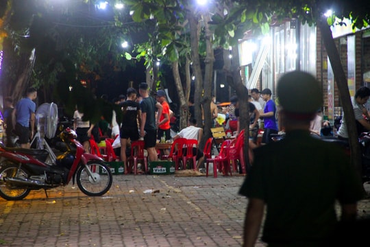 TP.Vinh: Phớt lờ quy định, hàng loạt hàng quán vẫn hoạt động sau 22 giờ đêm