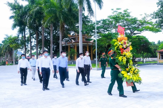 Đồng chí Nguyễn Văn Thông dâng hoa, dâng hương tại Nghĩa trang liệt sĩ quốc tế Việt-Lào