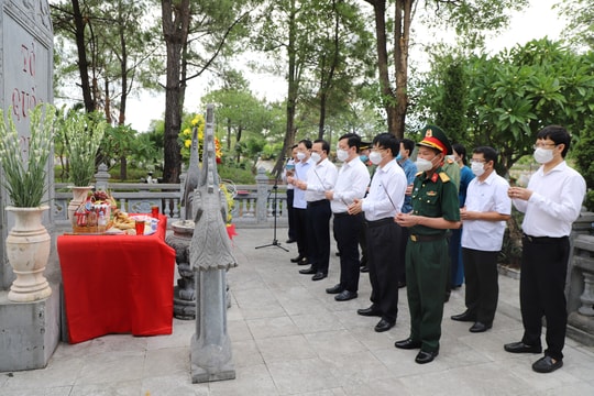 Tưởng niệm các Anh hùng liệt sĩ tại Nghĩa trang liệt sĩ Quốc gia Đường 9 và Thành cổ Quảng Trị