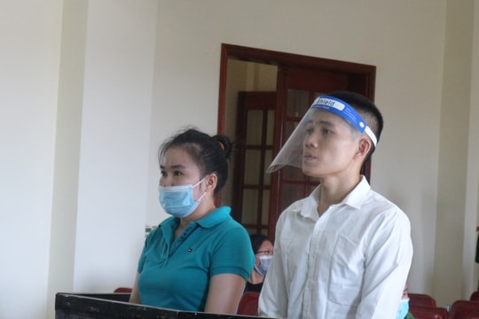 Đôi nhân tình rủ nhau buôn 'hàng trắng' rồi dắt nhau vào tù