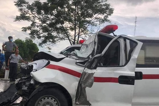 Tai nạn giữa xe 'hổ vồ' và xe cấp cứu, 3 người thương vong