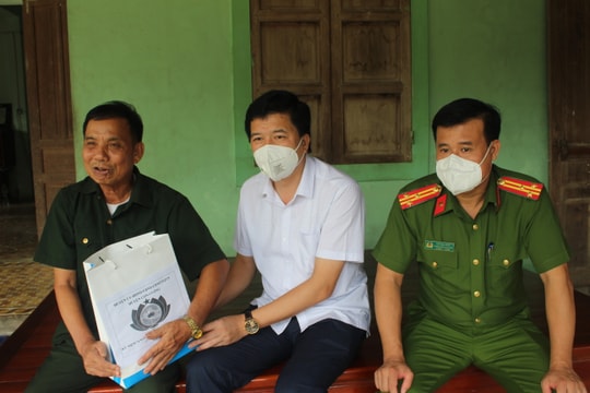 Lãnh đạo huyện Con Cuông thăm, tặng quà các gia đình chính sách 