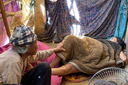 Xót xa cảnh mẹ già 85 tuổi nuôi 4 con bị bệnh tâm thần