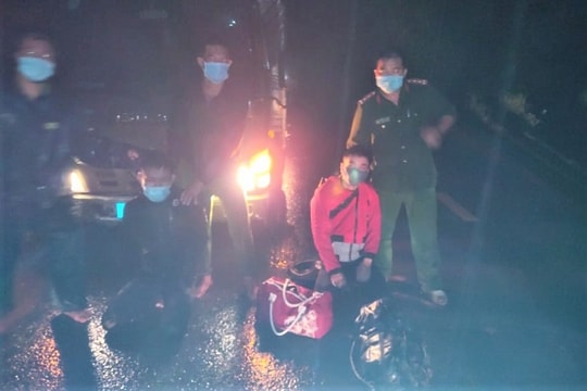 Truy bắt 2 thanh niên 'thông chốt' kiểm soát Covid, chống người thi hành công vụ