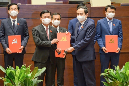 Công bố Nghị quyết phê chuẩn Trưởng đoàn, Phó Trưởng đoàn đại biểu Quốc hội tỉnh Nghệ An