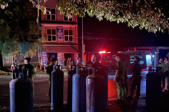 Một nhà hàng bất ngờ bốc cháy trong đêm