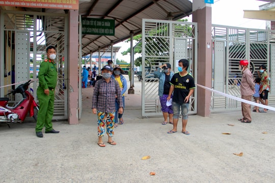 Gia đình '4 mẹ con đạp xe từ Đồng Nai về Nghệ An' đã xuống ga Vinh