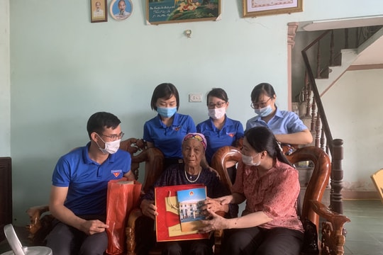 Sở LĐ-TB & XH thăm, tặng quà Mẹ Việt Nam anh hùng