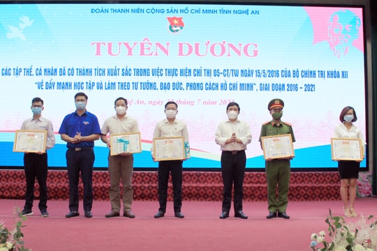 Khen thưởng các điển hình tiêu biểu của tuổi trẻ Nghệ An học tập, làm theo Bác