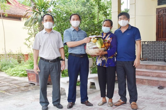 Báo Nghệ An thăm, tặng quà Bà mẹ Việt Nam anh hùng, thân nhân liệt sỹ ngày 27/7