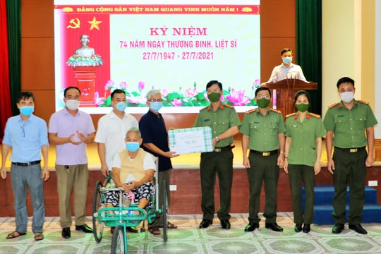 Tặng quà các đối tượng chính sách nhân ngày 27/7