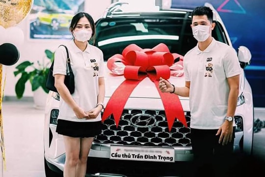 Trung vệ Đình Trọng đưa bạn gái đi nhận xe mới