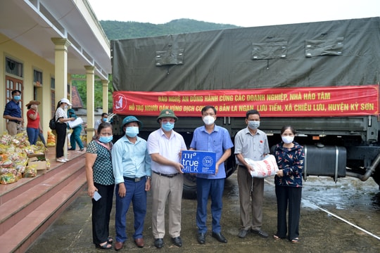 Gần 9 tấn hàng thiết yếu đến với người dân tâm dịch Chiêu Lưu (Kỳ Sơn)