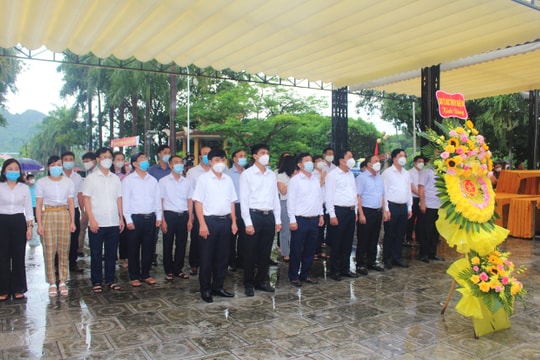 Ban Tổ chức Tỉnh ủy dâng hương tại Nghĩa trang liệt sĩ quốc tế Việt - Lào