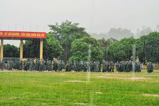 Cán bộ, chiến sỹ đội mưa đi hiến máu