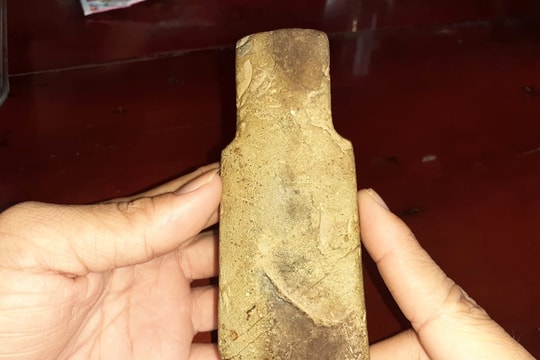Đào móng nhà, người dân Nghệ An phát hiện vật thể lạ được cho là rìu đá cổ của người tiền sử