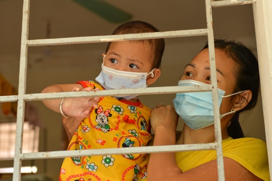 Những đứa trẻ Khơ Mú trong khu cách ly tập trung