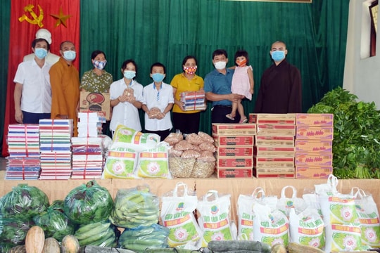 Các tăng ni, phật tử thăm, tặng quà trẻ em Làng trẻ SOS Vinh