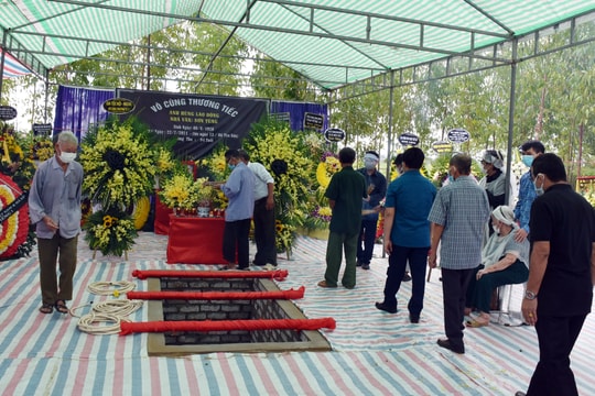 Đoàn đại biểu tỉnh Nghệ An viếng và dự lễ an táng nhà văn Sơn Tùng