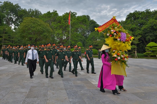 Bộ Tư lệnh Quân khu 4, Bộ CHQS tỉnh Nghệ An tưởng niệm Chủ tịch Hồ Chí Minh và các anh hùng liệt sỹ