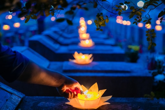 Trang trọng lễ thắp nến tri ân tại Nghĩa trang liệt sỹ TP Vinh